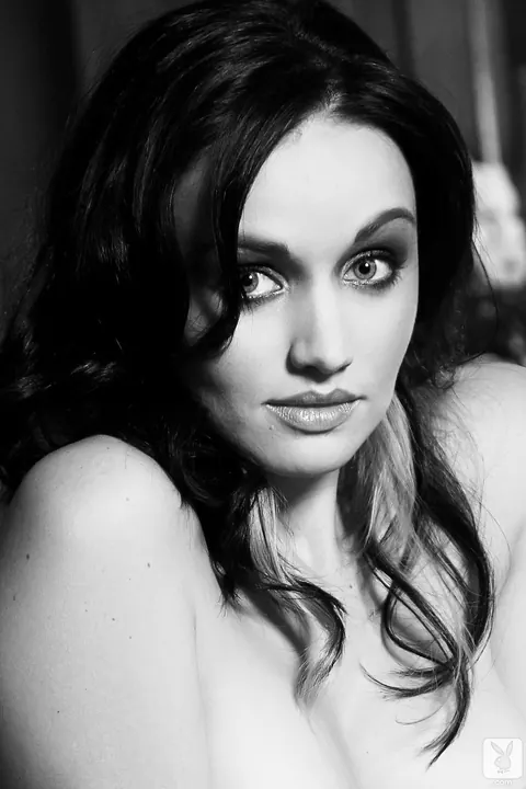 Roxane Viljoen: Brunette with Short Hair Spreads Her Pussy in Heels – photo 10 of 12
