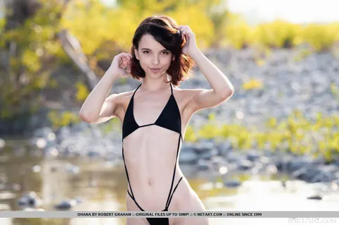 Skinny Babe Removes Her Bikini and Spreads Outdoors – photo 1 of 18