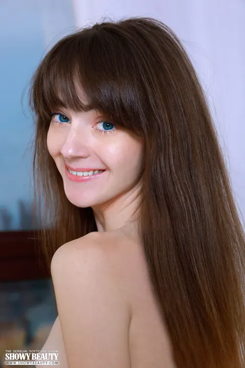 Skinny Woman Unzips Her Jeans and Strips Nude – photo 20 of 20