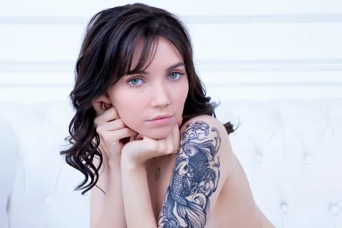 Petite PAWG with Short Hair Spreads Her Tattooed Ass – photo 19 of 21