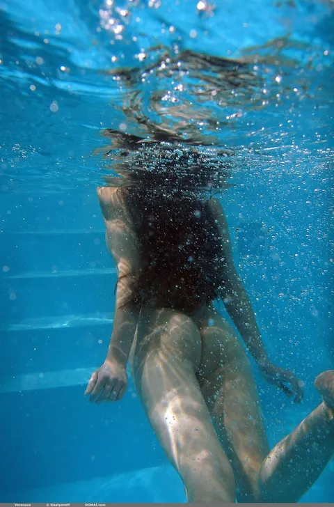 Slim PAWG Poses Nude in the Pool – photo 18 of 20