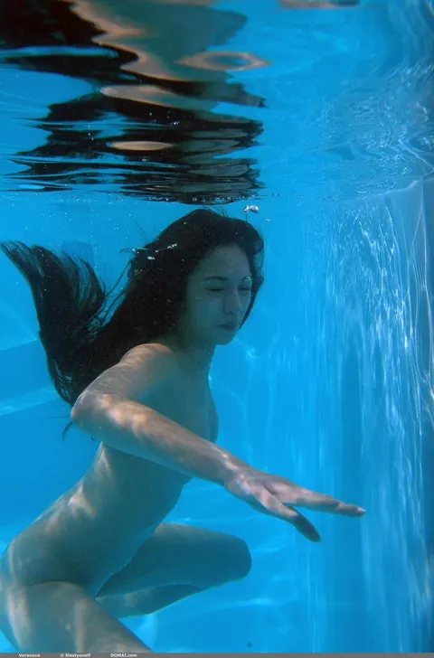 Slim PAWG Poses Nude in the Pool – photo 3 of 20