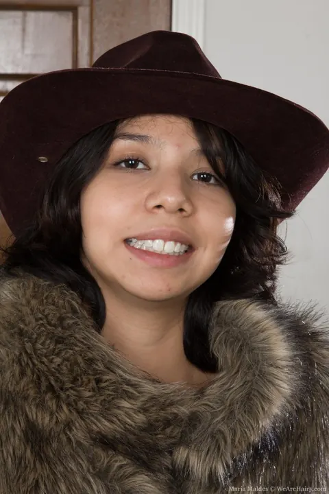 Maria Maldes: Latina in Fur Boots Spreads Her Hairy Pussy – photo 3 of 17