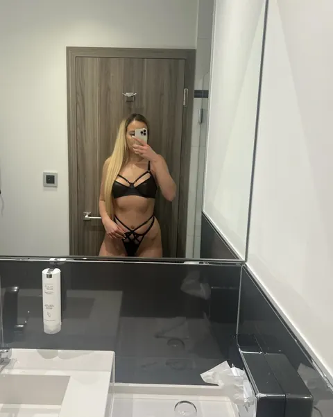 Woman Models Revealing Outfits and Flaunts Her Ass – photo 7 of 20