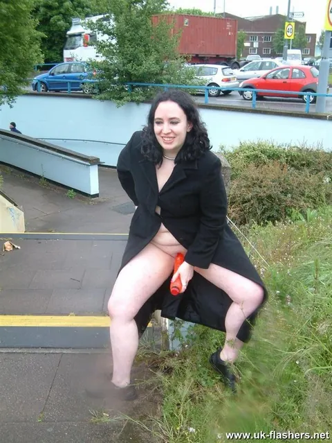 Nimue Allen: British MILF with Big Tits Masturbates with a Dildo Outdoors – photo 4 of 12