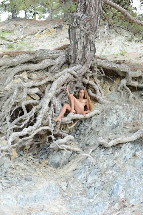 Geisha B: Tall Blonde Strips Nude to Show Her Hairy Bush on the Beach – photo 9 of 20