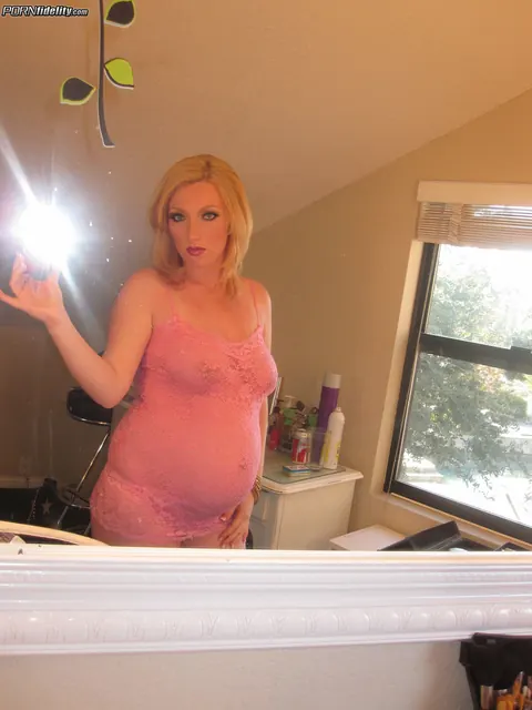 Kelly Madison: Pregnant Blonde MILF Shows Her Big Tits and Belly in Selfie – photo 6 of 16