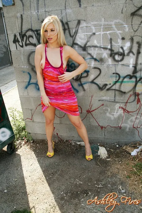 Ashley Fires: Blonde MILF Fingers Herself and Spreads Outdoors – photo 4 of 18