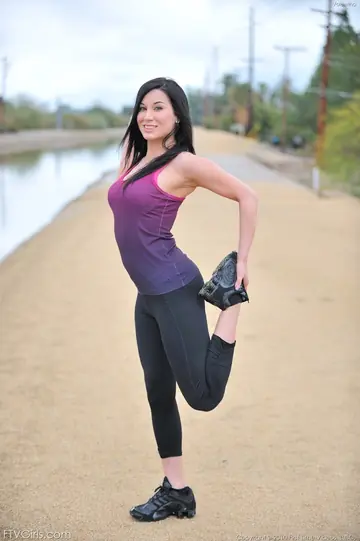 Woman Strips Out of Her Yoga Pants in a Public Gym