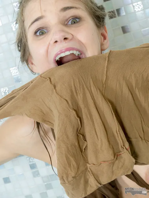 Sarah Kay: Czech PAWG Pulls Bikini Aside and Spreads in the Bathroom – photo 11 of 16