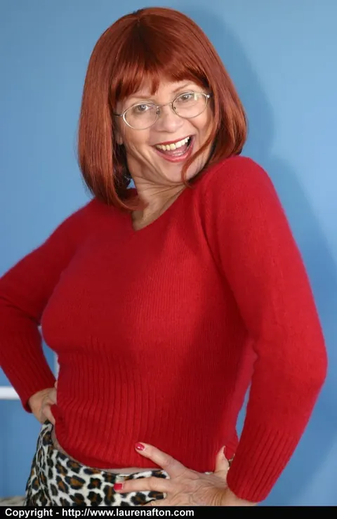 Mature Redhead Poses in Lingerie and Pantyhose – photo 1 of 12