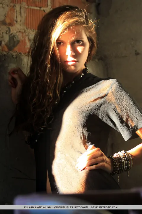 Hairy Woman Undresses by a Brick Wall and Spreads Her Pussy – photo 1 of 16