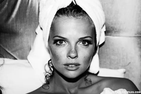 Valeria Lakhina: Slim Short-Haired Brunette Maid Poses Nude in a Hotel Room – photo 6 of 17