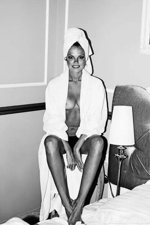Valeria Lakhina: Slim Short-Haired Brunette Maid Poses Nude in a Hotel Room – photo 14 of 17