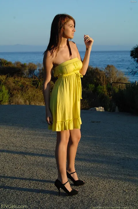 Woman Flashes Her Tits in a Yellow Dress on the Beach – photo 12 of 21