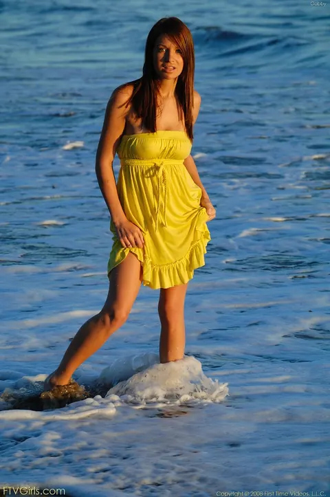 Woman Flashes Her Tits in a Yellow Dress on the Beach – photo 21 of 21
