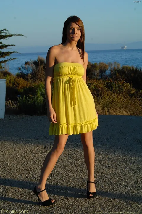 Woman Flashes Her Tits in a Yellow Dress on the Beach – photo 11 of 21