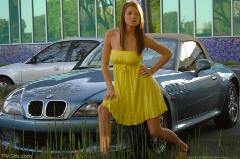 Woman Flashes Her Tits in a Yellow Dress on the Beach – photo 8 of 21
