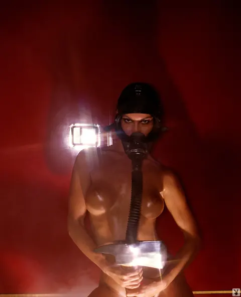 Victoria Cunningham: Mature Brunette with Big Tits Poses Nude – photo 4 of 20
