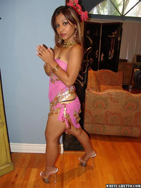 Paglia: Thick Indian Woman in High Heels Shows Off Her Bare Legs and Ass – photo 11 of 15