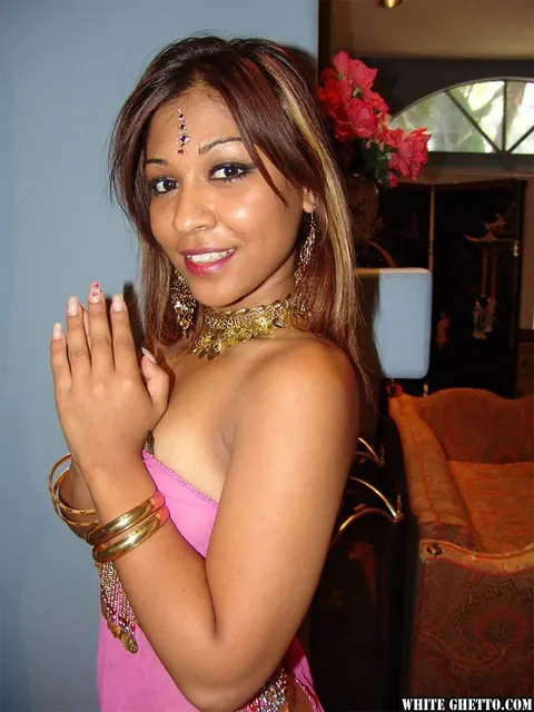 Paglia: Thick Indian Woman in High Heels Shows Off Her Bare Legs and Ass – photo 12 of 15