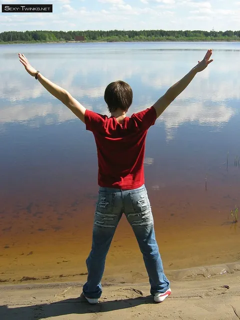 Man Strips by the River and Kisses His Partner – photo 3 of 21