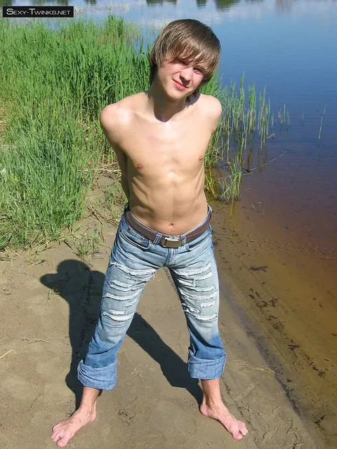 Man Strips by the River and Kisses His Partner – photo 4 of 21