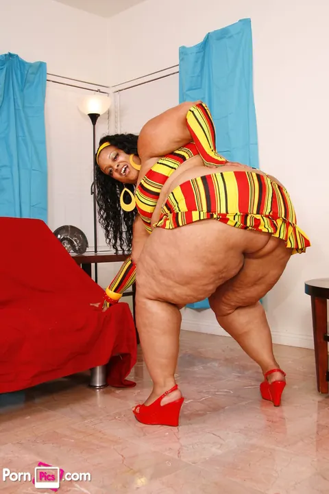 Farrah Foxx: Mature Ebony BBW Undresses and Poses Nude Showing Her Curves – photo 4 of 20