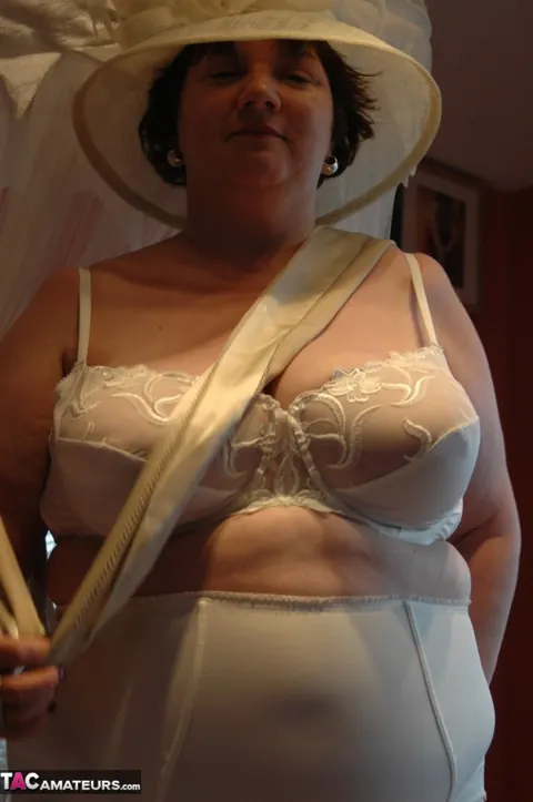 Chris 44g: Mature British BBW Poses in Lingerie and Stockings – photo 19 of 20