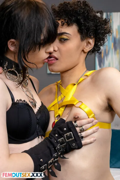 Trans Woman Has Anal Sex and Kisses Deeply – photo 3 of 16