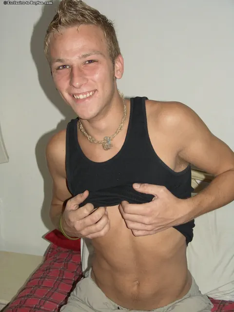 Two Men Kiss and Fuck to a Cumshot – photo 2 of 21