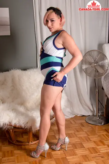 Curvy Canadian Trans Woman Poses Nude and Spreads