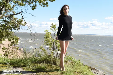 Slim Brunette Spreads Her Ass on a Seaside Cliff – photo 1 of 20