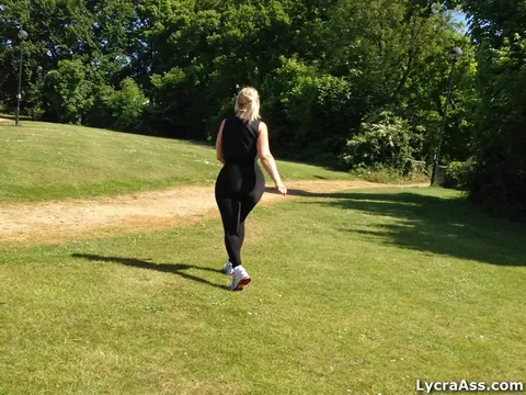 Daniella English: Thick British MILF Poses at the Gym in Yoga Pants – photo 14 of 16