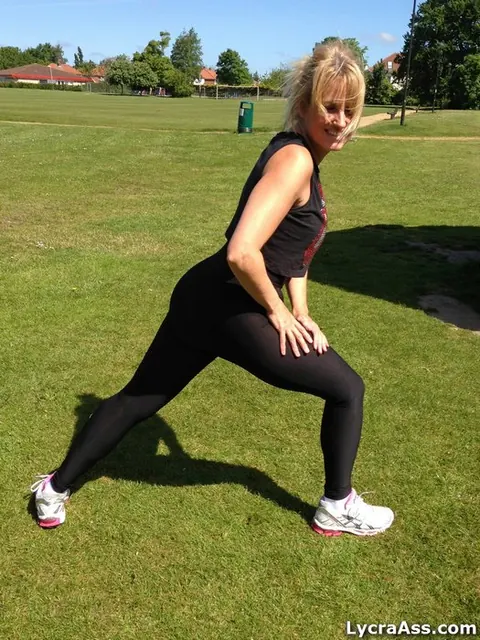 Daniella English: Thick British MILF Poses at the Gym in Yoga Pants – photo 9 of 16