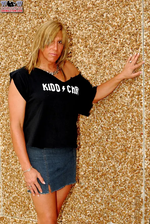 Curvy Trans Woman Poses Nude and Spreads Her Legs – photo 2 of 16
