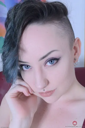 Blath – Short-Haired Brunette PAWG Spreads Her Ass