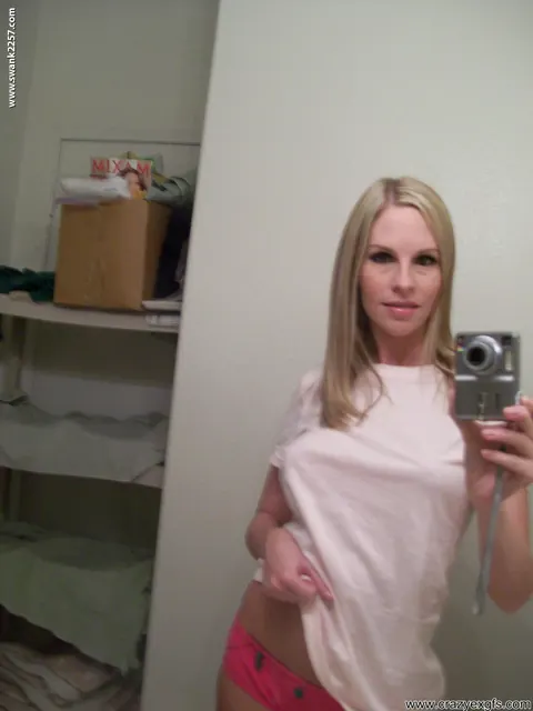 Aimee Addison: Skinny Blonde MILF Strips for Mirror Selfies – photo 1 of 15