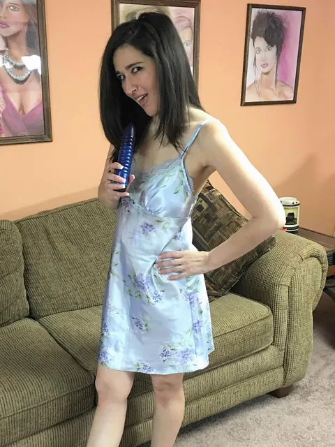 Deliah Dukes: Curvy Brunette MILF Toys Her Shaved Pussy and Spreads Wide – photo 1 of 21