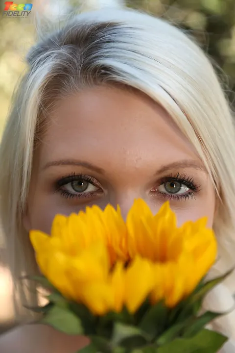 Ashlee Mae: Slim Blonde in a Bikini Bares Her Tits and Shows Her Ass on Patio – photo 8 of 17