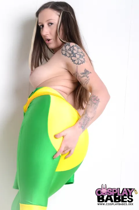 Elouise Please: British PAWG Uses a Dildo and Fingers Her Pussy – photo 11 of 17