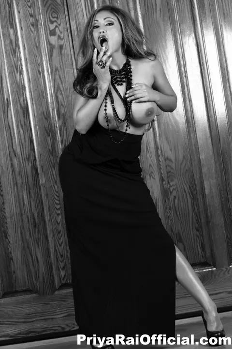 Priya Anjali Rai: Indian MILF Poses in Heels and Spreads – photo 3 of 12