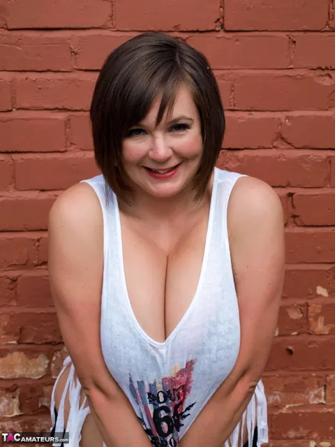 Roxy Anderson: Chubby British MILF Fingers Her Pussy and Spreads Her Legs on Patio – photo 3 of 16