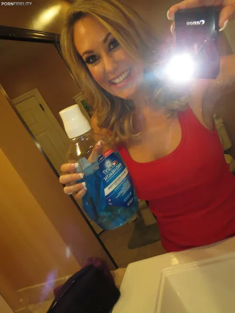Brandi Love: Blonde MILF Poses for a Mirror Selfie with Two Men – photo 6 of 11