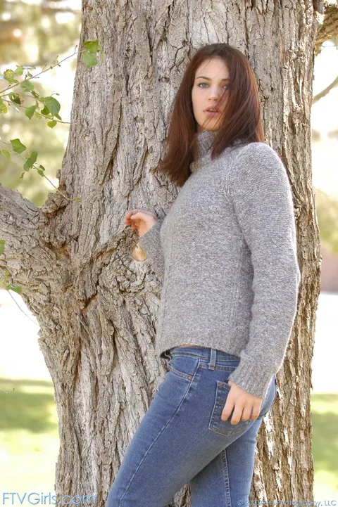 Faith Leon: Tall Redhead Takes Anal Outdoors in Jeans – photo 6 of 20