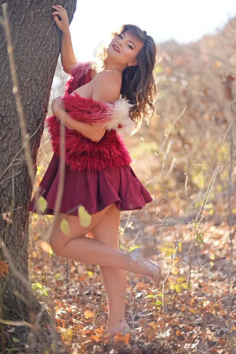 Carolina Rayne: Busty Brunette in a Dress and Heels Poses Among the Trees – photo 14 of 15