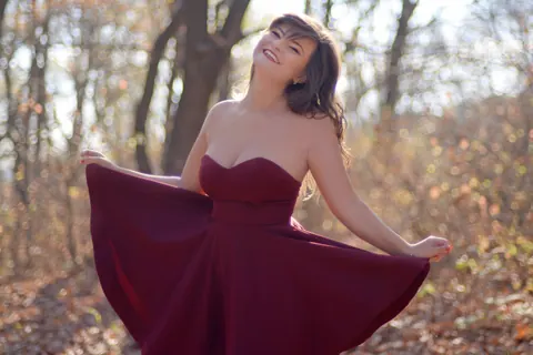 Carolina Rayne: Busty Brunette in a Dress and Heels Poses Among the Trees – photo 2 of 15