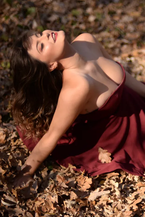 Carolina Rayne: Busty Brunette in a Dress and Heels Poses Among the Trees – photo 6 of 15