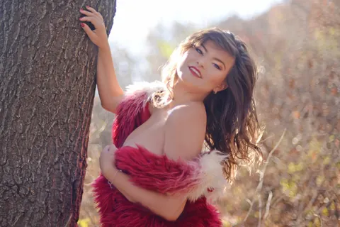 Carolina Rayne: Busty Brunette in a Dress and Heels Poses Among the Trees – photo 13 of 15