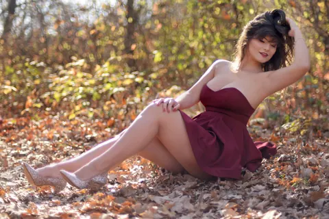 Carolina Rayne: Busty Brunette in a Dress and Heels Poses Among the Trees – photo 9 of 15